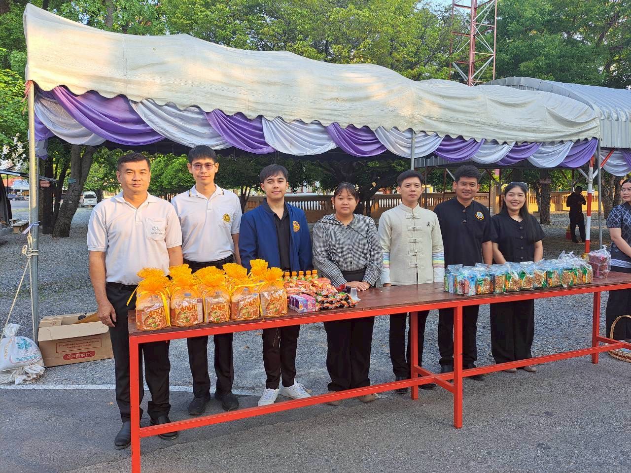 อำเภอชัยบาดาล โดยสำนักงานพัฒนาชุมชนอำเภอชัยบาดาล เข้าร่วมพิธีทำบุญตักบาตรในโครงการบรรพชาสามเณรภาคฤดูร้อน