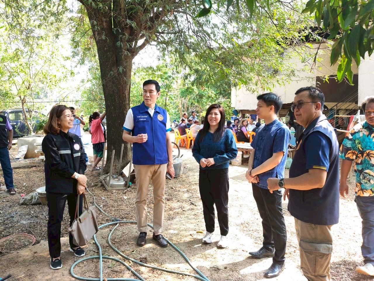 อำเภอชัยบาดาล โดยสำนักงานพัฒนาชุมชนอำเภอชัยบาดาล ร่วมพูดคุยกับหน่วยงานที่เกี่ยวข้องในการหาแนวทางให้ความช่วยเหลือเด็กหญิงผู้พิการแต่กำเนิด