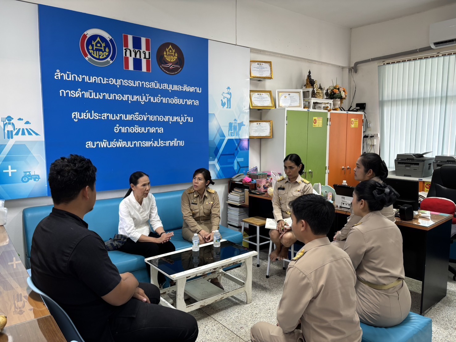 อำเภอชัยบาดาล โดยพัฒนาชุมชนอำเภอชัยบาดาล รับฟังการนิเทศการพัฒนาผลิตภัณฑ์ของกลุ่มอาชีพทอเสื่อกกบ้านท่าดินดำ