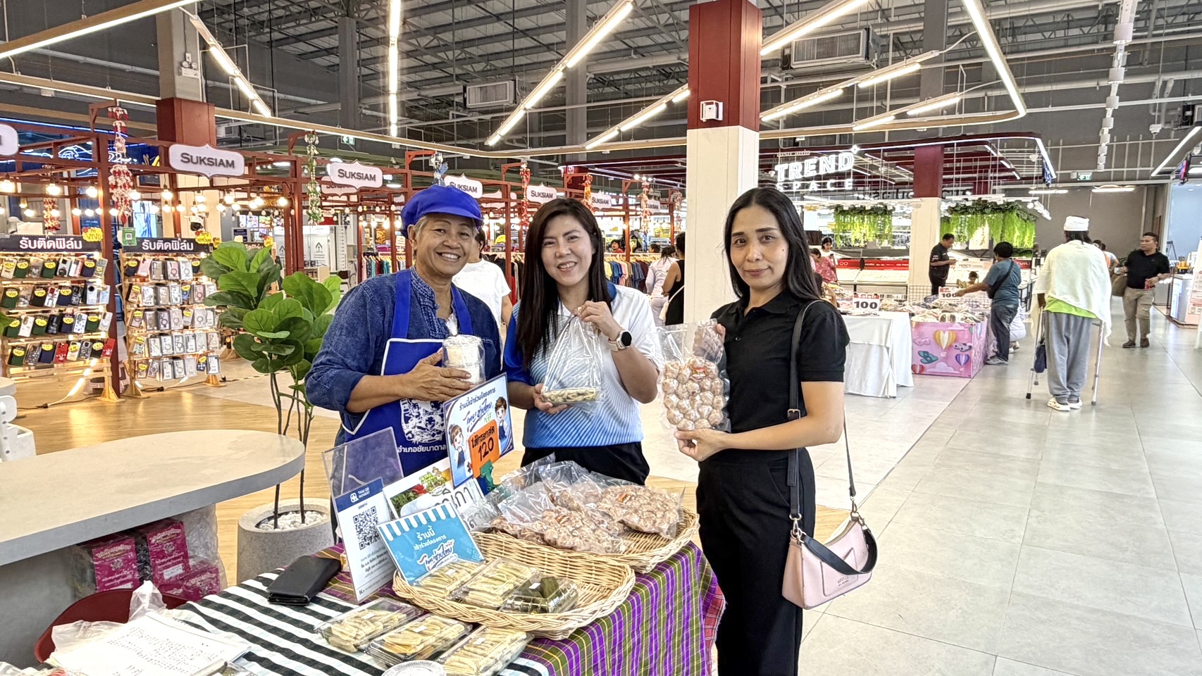 อำเภอชัยบาดาล โดยสำนักงานพัฒนาชุมชนอำเภอชัยบาดาล ลงพื้นที่เยี่ยมเยียนและให้กำลังใจผู้ประกอบการ OTOP ที่เข้าร่วมโครงการ “ไทยช่วยไทย 60/40”