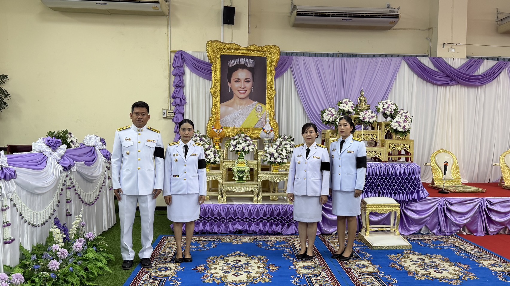 อำเภอชัยบาดาล โดยสำนักงานพัฒนาชุมชนอำเภอชัยบาดาลร่วมพิธีทำบุญตักบาตร ข้าวสารอาหารแห้ง พระสงฆ์และสามเณร และเจริญพระพุทธมนต์ ถวายพระราชกุศลเนื่องในโอกาสพระราชพิธีมหามงคลเฉลิมพระชนมพรรษา 4 รอบ สมเด็จพระนางเจ้าฯ พระบรมราชินี 3 มิถุนายน 2569 