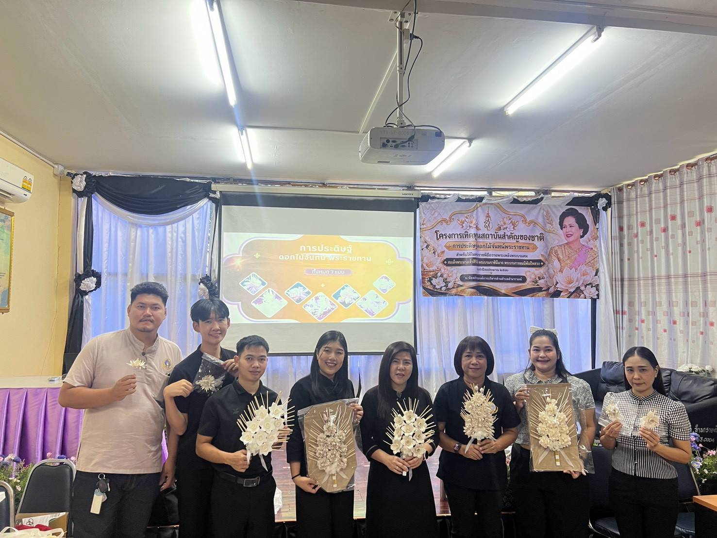 อำเภอชัยบาดาล โดยสำนักงานพัฒนาชุมชนอำเภอชัยบาดาล เข้าร่วมจัดทำช่อดอกไม้จันทน์ “ดอกพิกุล” “ดอกดารารัตน์” “ดอกกุหลาบ” ณ องค์การบริหารส่วนตำบลลำนารายณ์ เพื่อน้อมถวายความอาลัยถวายพระเพลิงพระบรมศพ สมเด็จพระนางเจ้าสิริกิติ์ พระบรมราชินีนาถ พระบรมราชชนนีพันปีหลวง