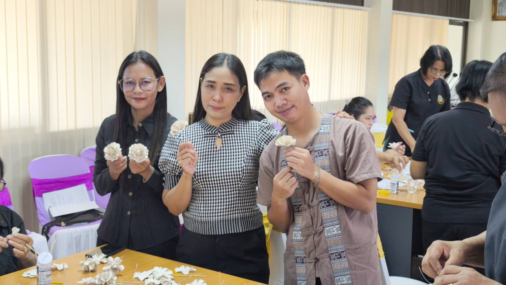 สำนักงานพัฒนาชุมชนอำเภอชัยบาดาล เข้าร่วมจัดทำช่อดอกไม้จันทน์ “ดอกพิกุล” “ดอกดารารัตน์” “ดอกกุหลาบ” ณ องค์การบริหารส่วนตำบลนาโสม เพื่อน้อมถวายความอาลัยถวายพระเพลิงพระบรมศพ สมเด็จพระนางเจ้าสิริกิติ์ พระบรมราชินีนาถ พระบรมราชชนนีพันปีหลวง