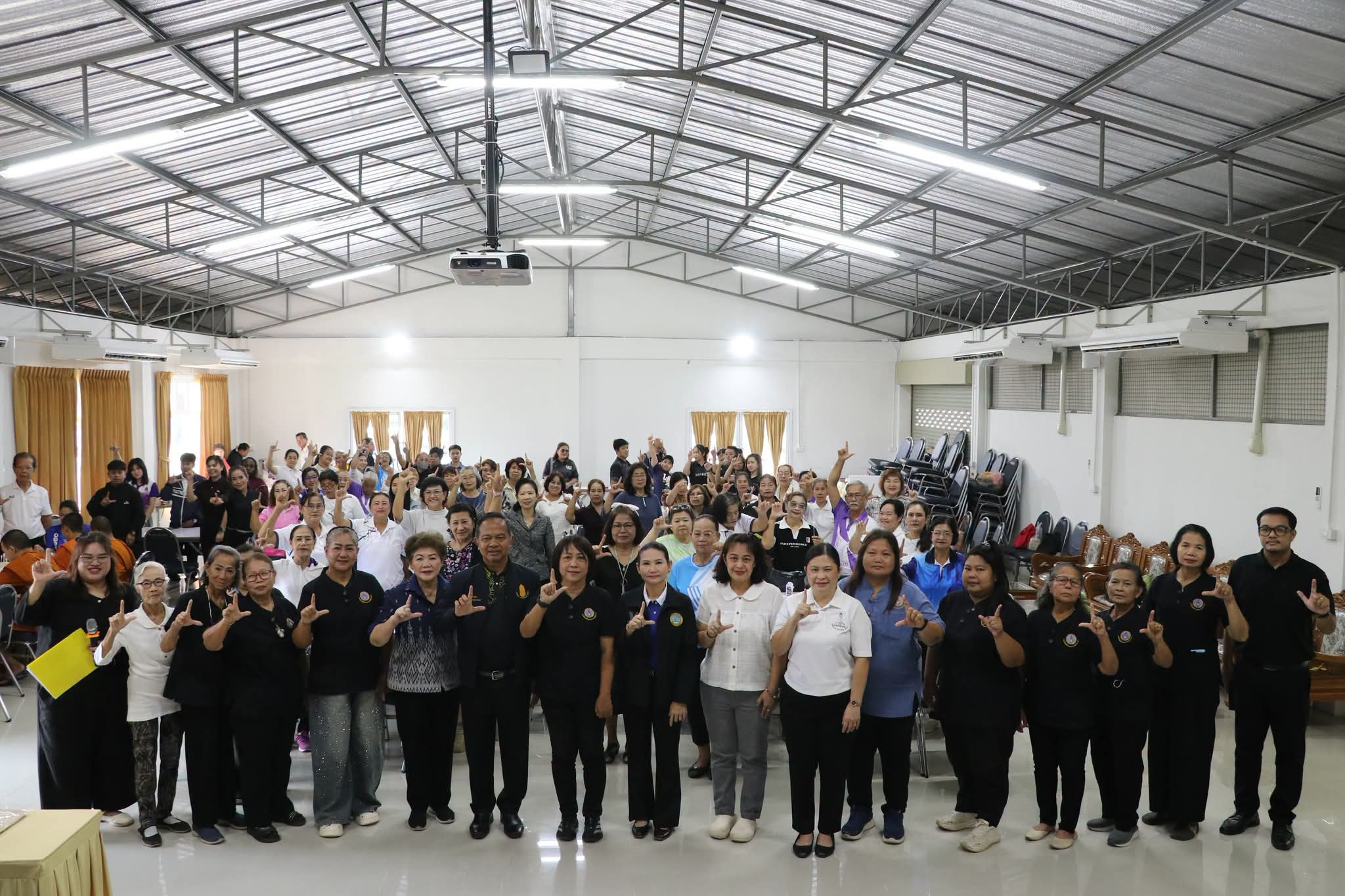 สำนักงานพัฒนาชุมชนอำเภอชัยบาดาล เข้าร่วมประดิษฐ์ดอกไม้จันทน์ เพื่อน้อมถวายความอาลัยถวายพระเพลิงพระบรมศพ สมเด็จพระนางเจ้าสิริกิติ์ พระบรมราชินีนาถ พระบรมราชชนนีพันปีหลวง🤍